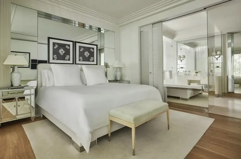 Une chambre lumineuse avec un grand lit et un espace détente.
