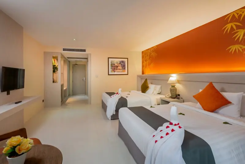 Une chambre lumineuse avec deux lits simples décorés de fleurs.
