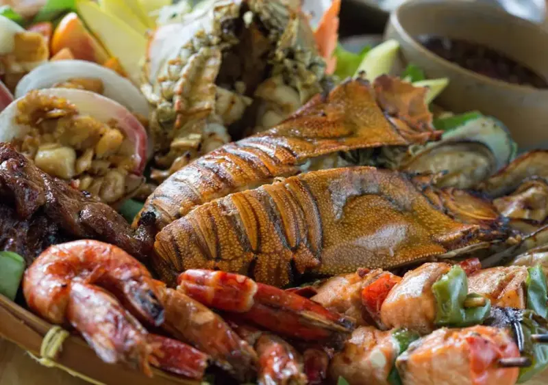 Assortiment de fruits de mer frais sur un plat.