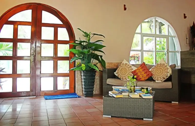 Un espace de détente intérieur avec un canapé et une table basse.