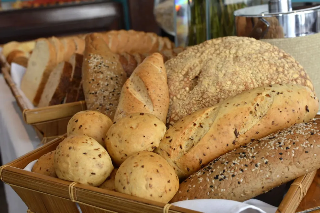 Assortiment de pains frais dans un panier en osier.