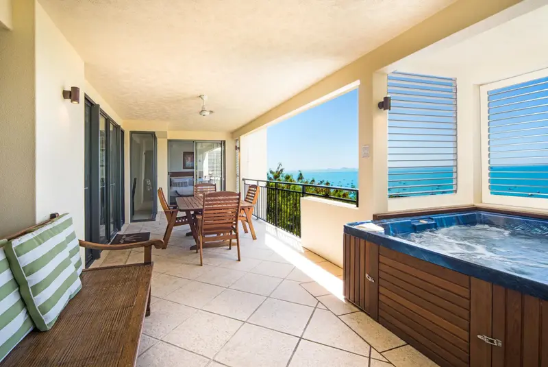 Terrasse aménagée avec salon extérieur et vue sur la mer.