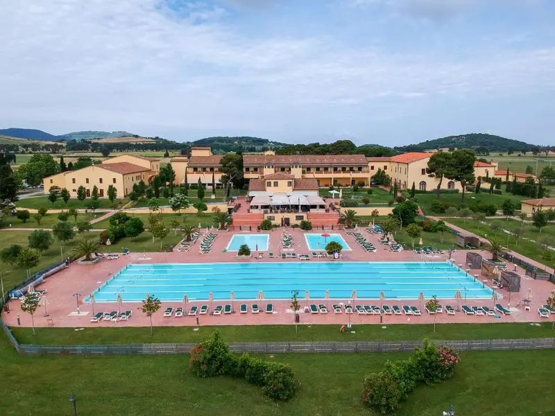 Vue aérienne d'un complexe hôtelier avec piscine et espaces extérieurs.