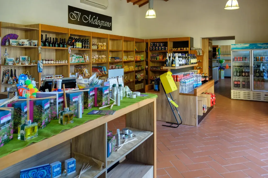 Un comptoir de vente présente des produits divers et des boissons.