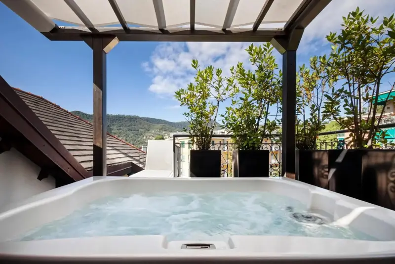Un jacuzzi extérieur offre une vue dégagée sur un paysage montagneux.