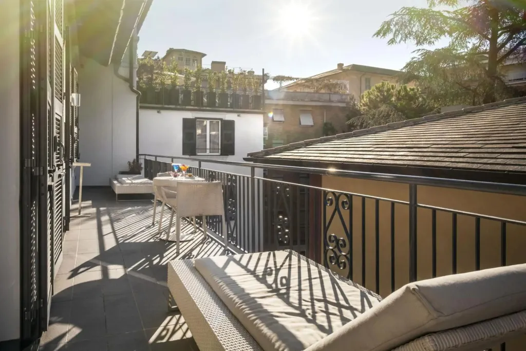 Terrasse ensoleillée avec mobilier de détente et table à manger.