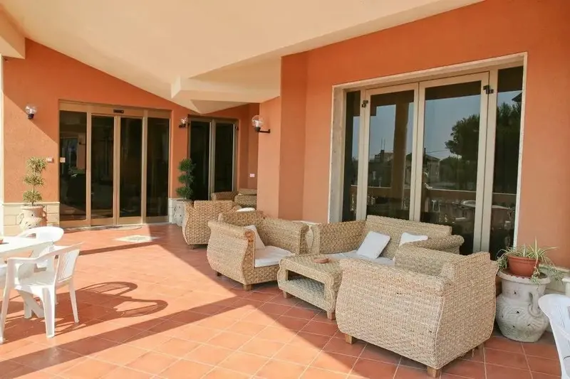 Espace extérieur aménagé avec des meubles de jardin et des baies vitrées.