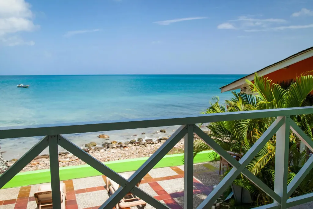 Vue sur la mer depuis une terrasse colorée.