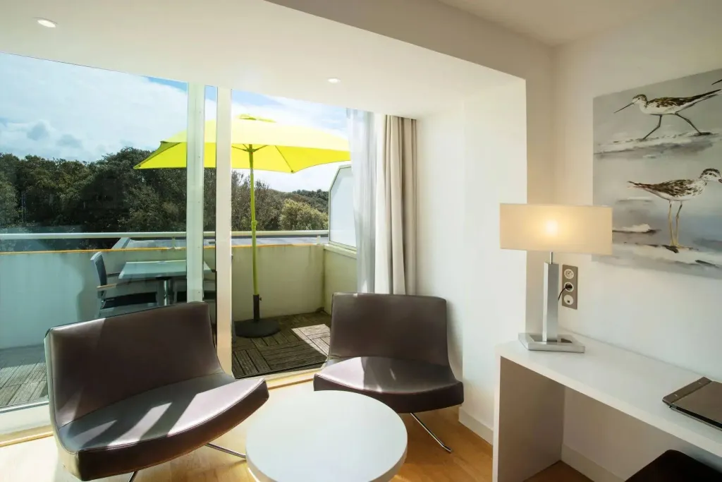 Un espace de détente intérieur avec deux fauteuils et une table basse.