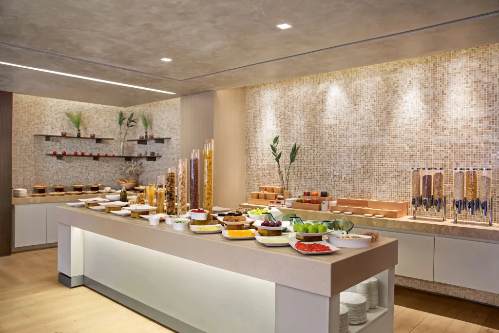 Un buffet propose une variété de fruits frais et de céréales.