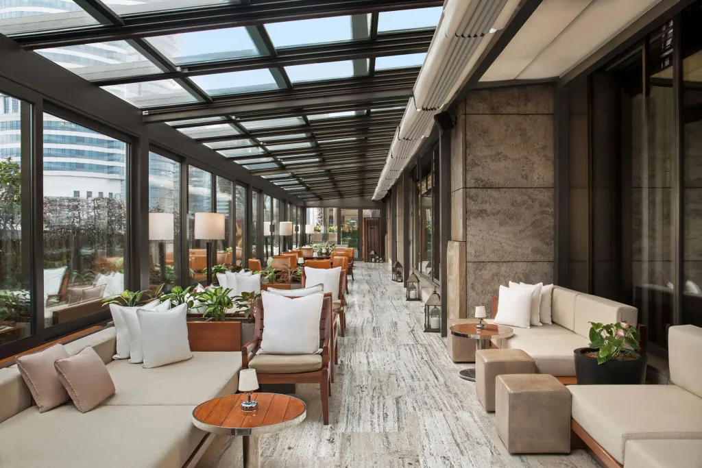 Espace de détente extérieur avec mobilier confortable et plantes.