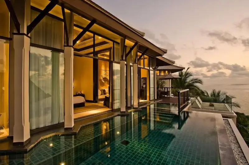 Une chambre lumineuse s'ouvre sur une terrasse avec piscine privée et vue sur la mer.