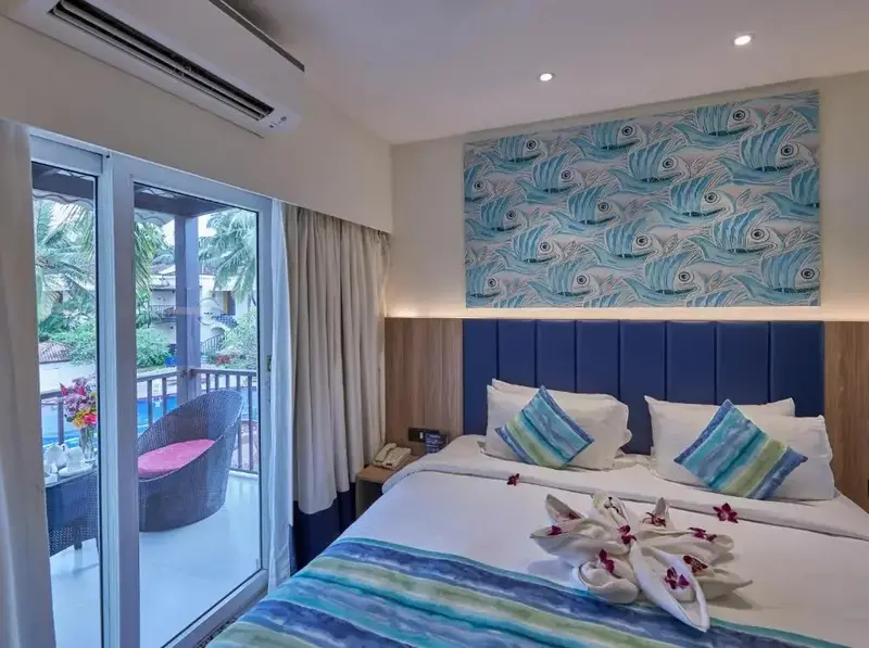 Une chambre lumineuse avec un grand lit et un accès à un balcon.