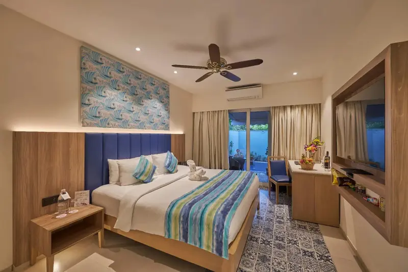 Une chambre lumineuse avec un grand lit et un accès à une terrasse.