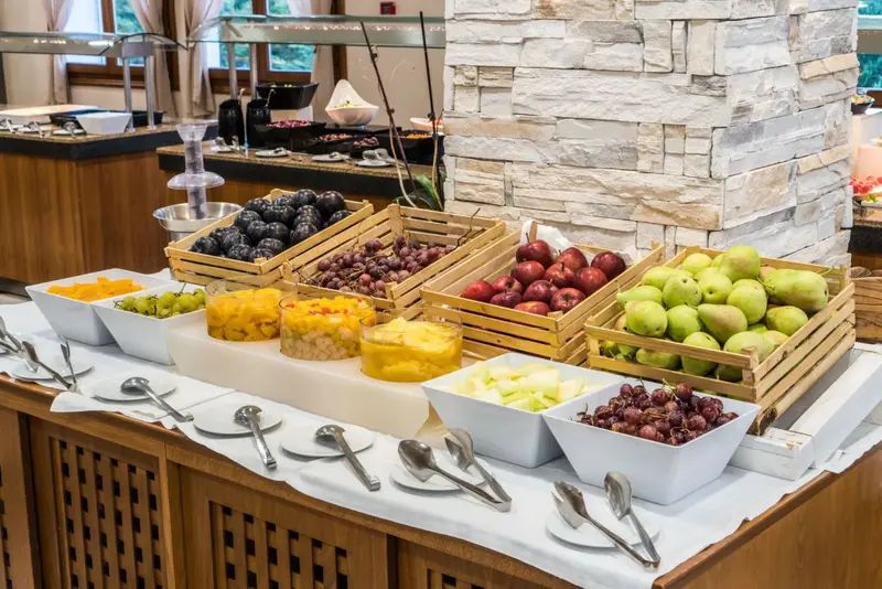Un buffet propose une variété de fruits frais.