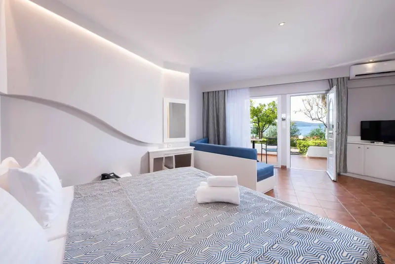 Une chambre lumineuse avec un grand lit et un accès à une terrasse.