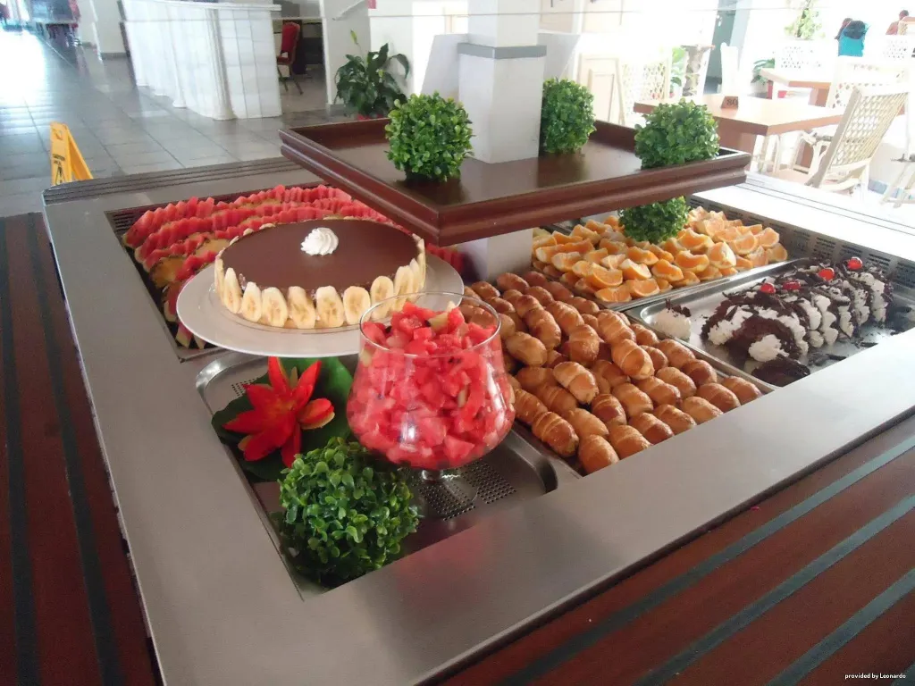 Présentation de pâtisseries et de fruits frais sur un buffet.