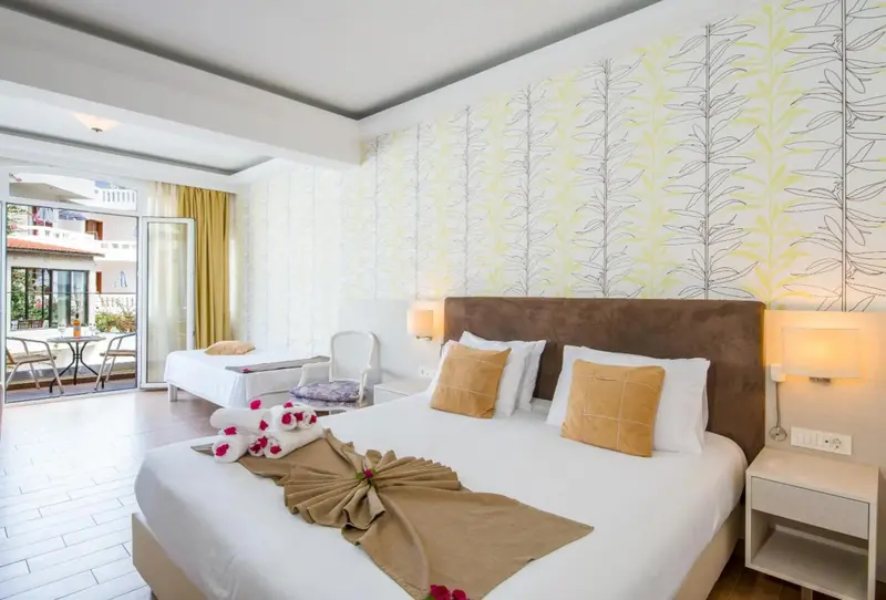 Une chambre lumineuse avec un grand lit et un balcon.