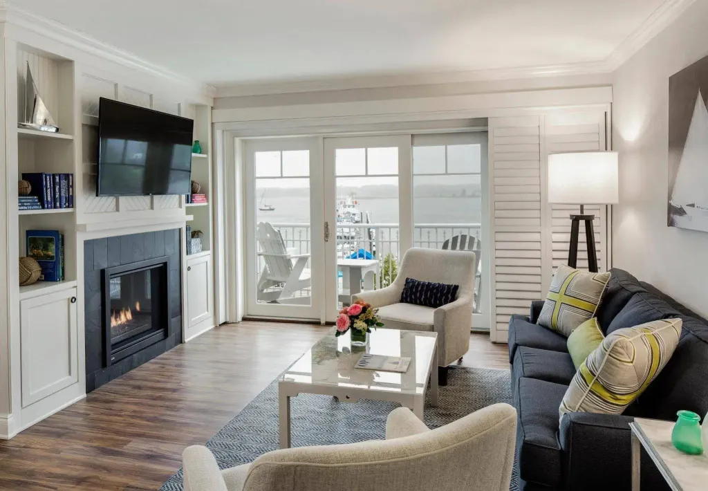 Un salon lumineux s'ouvre sur une terrasse avec vue sur la mer.