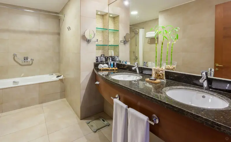 Une salle de bain moderne avec baignoire et double vasque.