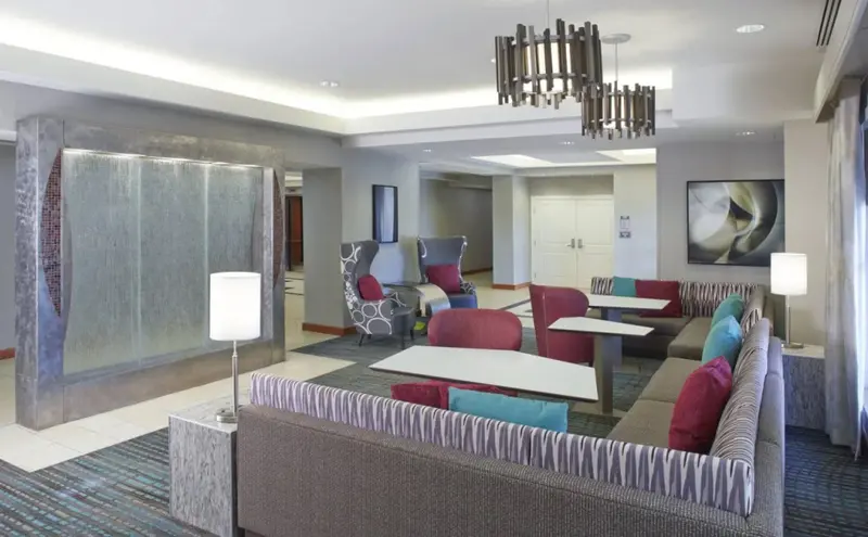 Un espace de détente intérieur avec des canapés et des fauteuils.