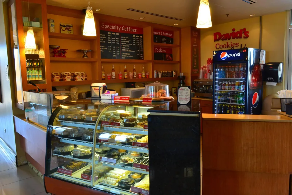 Un comptoir de vente présente des pâtisseries et des boissons.