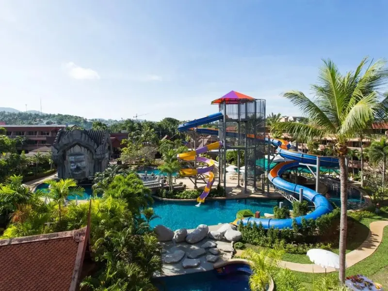 Vue aérienne d'un complexe aquatique avec des toboggans colorés et une piscine.