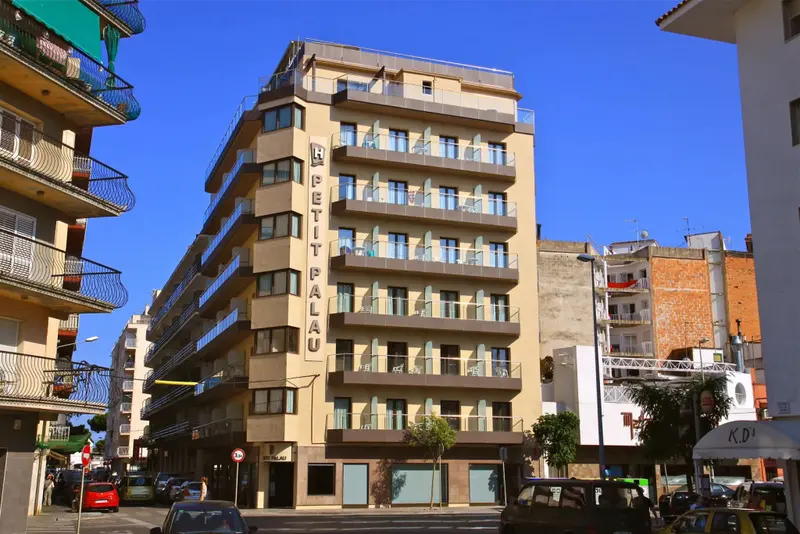 Façade d'un immeuble à plusieurs étages avec des balcons et des fenêtres.