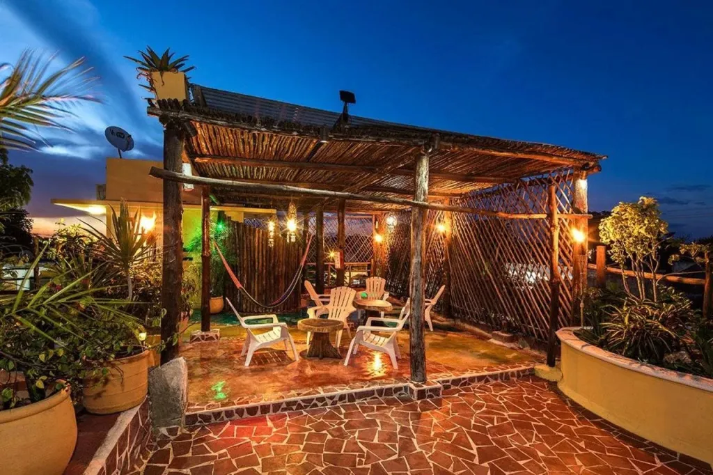Espace de détente extérieur avec mobilier et pergola en bois.