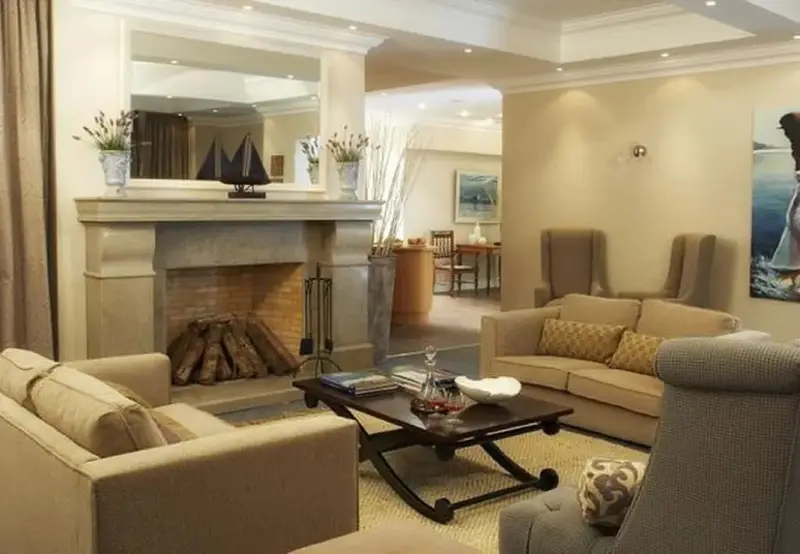 Un salon chaleureux avec une cheminée et des meubles confortables.