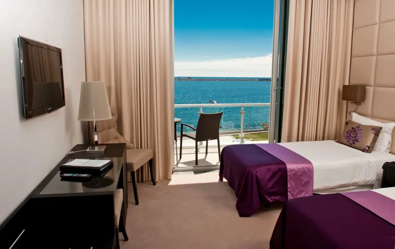 Une chambre lumineuse donne sur une vue dégagée sur la mer.