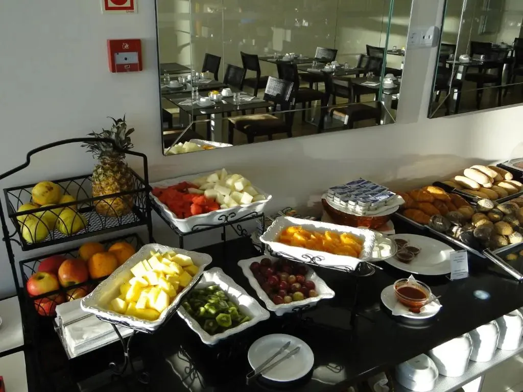 Un buffet propose des fruits frais et des viennoiseries.