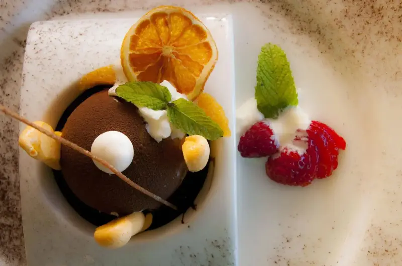 Assiette de desserts au chocolat, aux agrumes et aux fruits rouges.