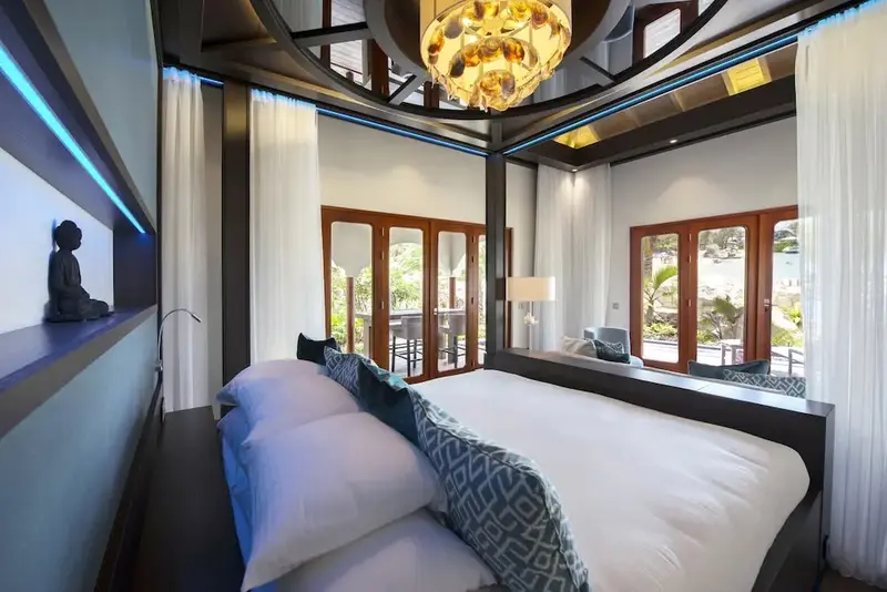 Une chambre à coucher lumineuse avec un grand lit et un accès à une terrasse.