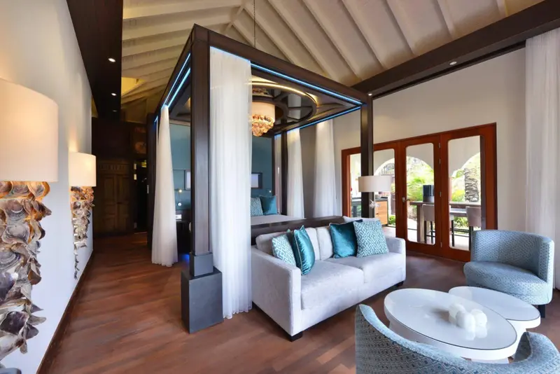 Espace de détente intérieur avec canapé et éclairage décoratif.