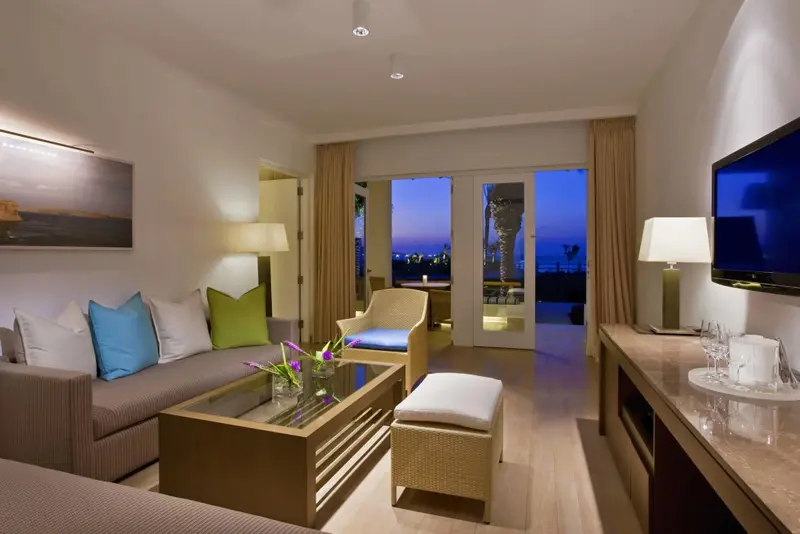 Un salon lumineux s'ouvre sur une terrasse avec vue sur la mer.
