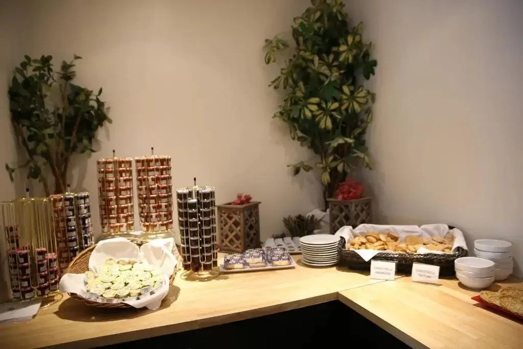Un buffet propose une variété de pâtisseries et de viennoiseries.