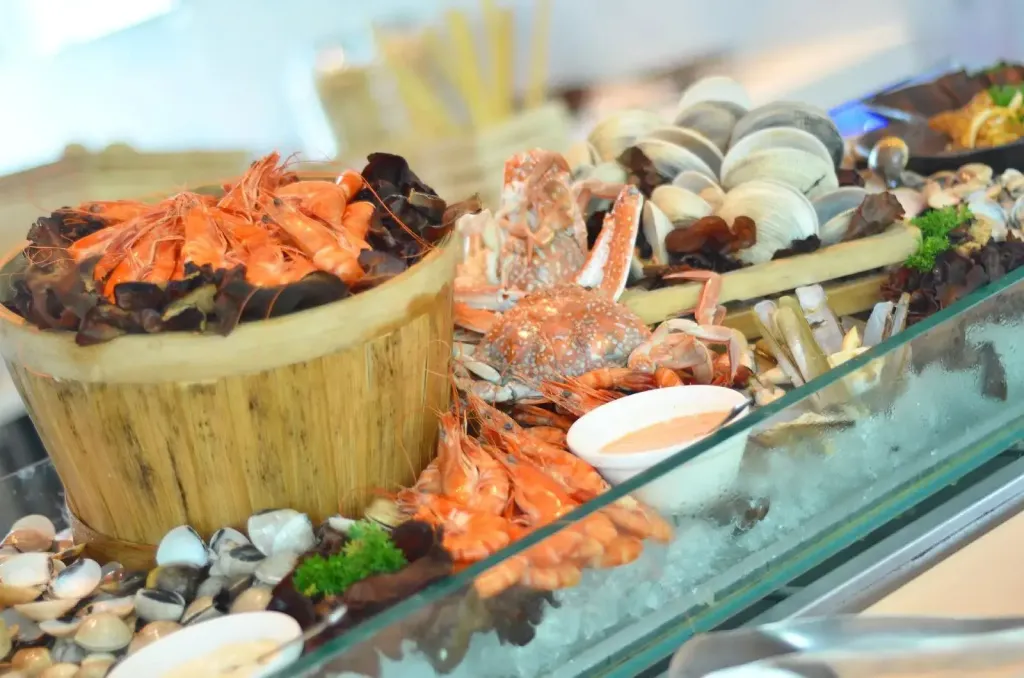 Présentation de fruits de mer frais sur un buffet de glace.