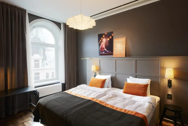Une chambre à coucher avec un lit double et une fenêtre en arc.