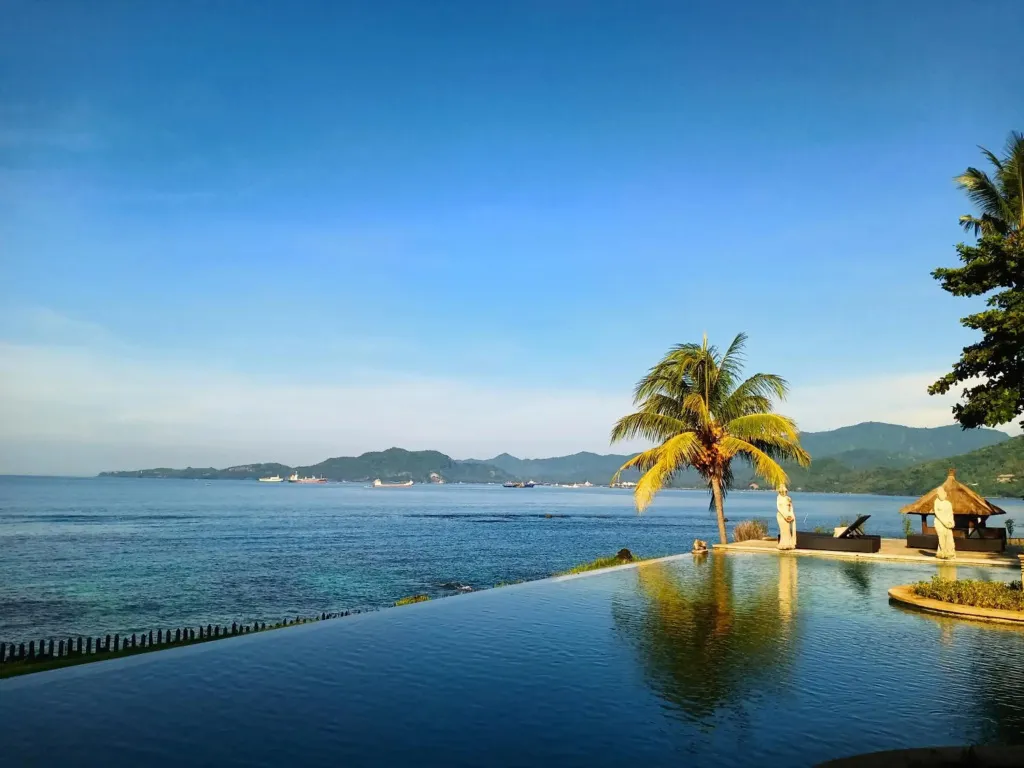 Une piscine à débordement offre une vue sur la mer et les îles au loin.