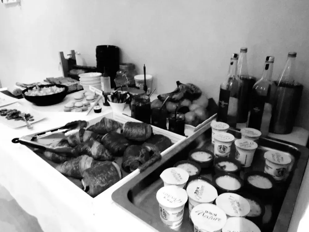 Un buffet propose des viennoiseries, des yaourts et des boissons.
