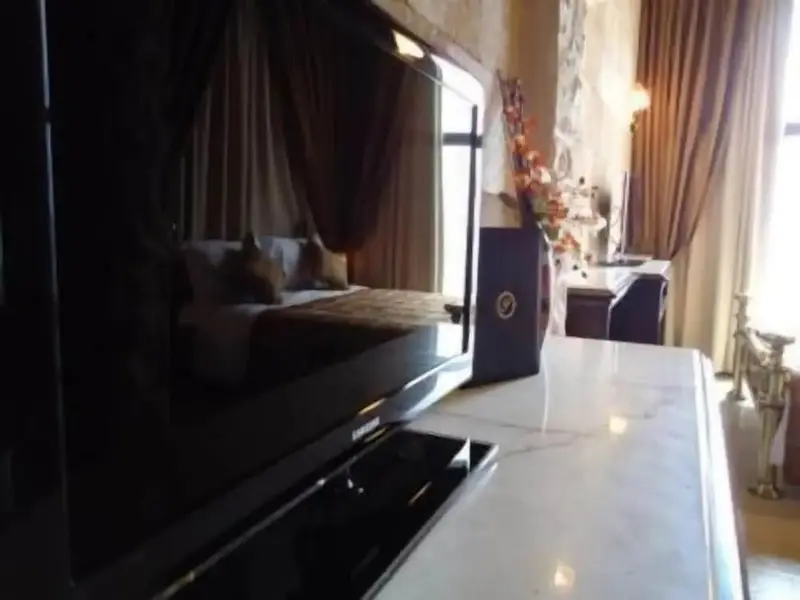 Une chambre spacieuse avec un grand lit à baldaquin et une décoration soignée.