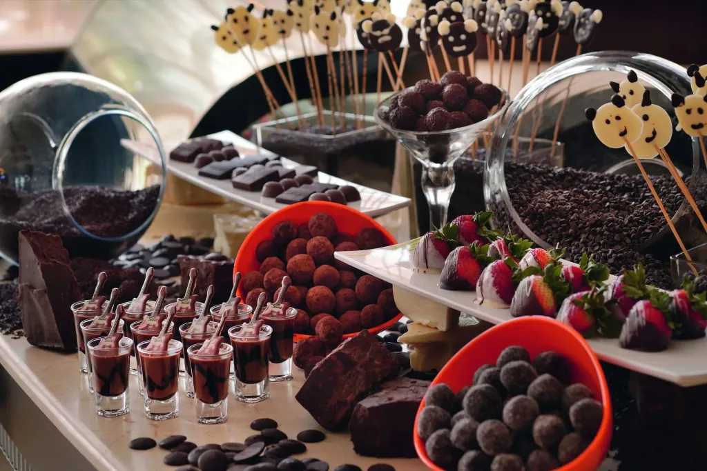 Présentation de desserts au chocolat et aux fruits rouges sur un buffet.