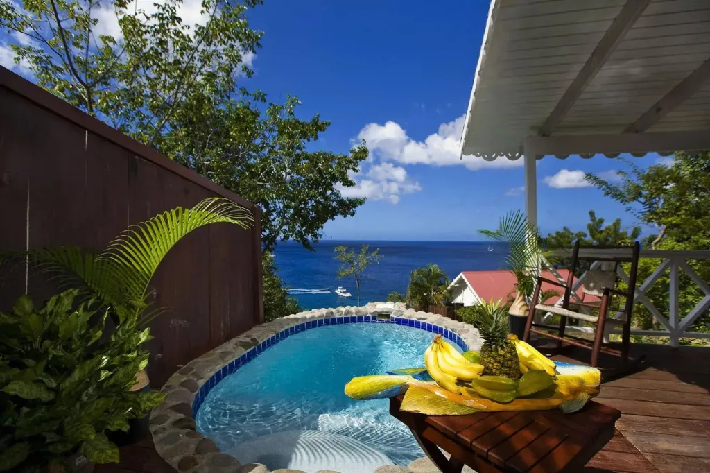 Une petite piscine privée offre un espace de détente avec vue sur la mer.