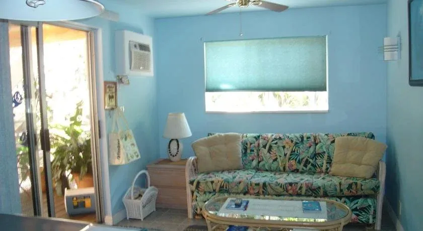 Espace de détente intérieur avec canapé et table basse.
