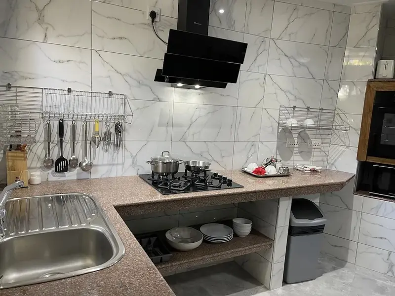 Une cuisine moderne avec un plan de travail et des ustensiles de cuisine.