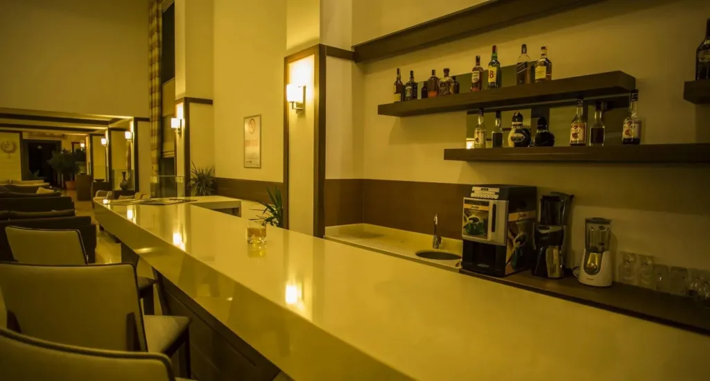 Un comptoir de bar avec des bouteilles et des verres.
