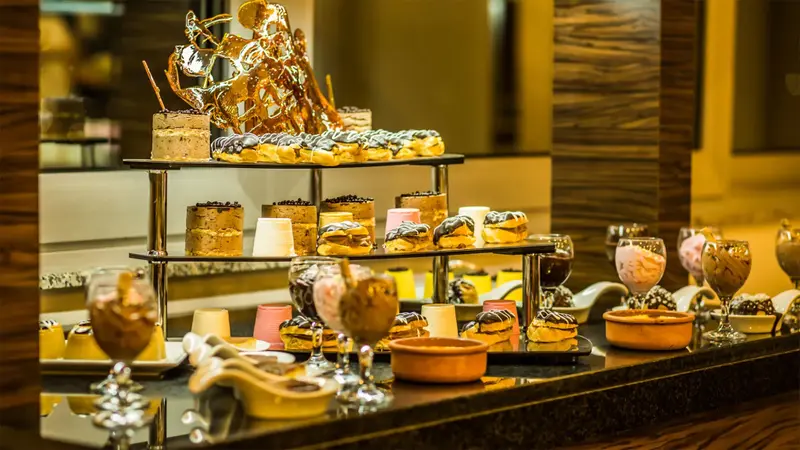 Présentation de desserts variés sur un buffet.