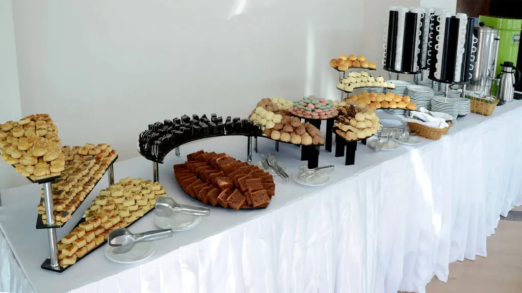 Un buffet propose une variété de pâtisseries et de boissons.