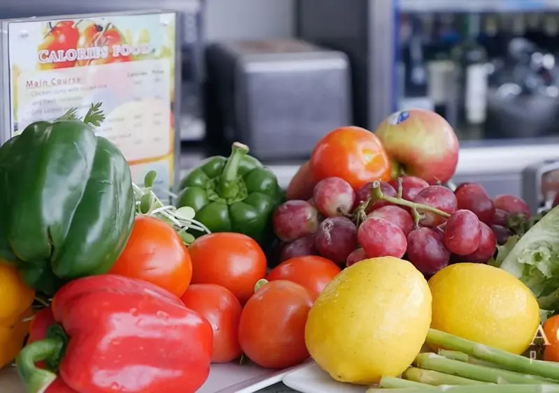 Assortiment de légumes et de fruits frais sur un comptoir.